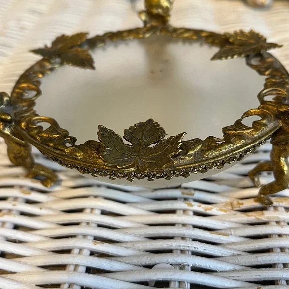 VINTAGE Ormolu style Brass Leaf Trinket Glass Dish Frosted Glass With Cherubs - Picture 6 of 7